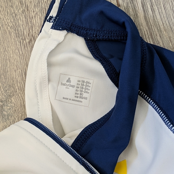 Baby Gap Swim Rashguard Fish Top - Picture 2 of 3